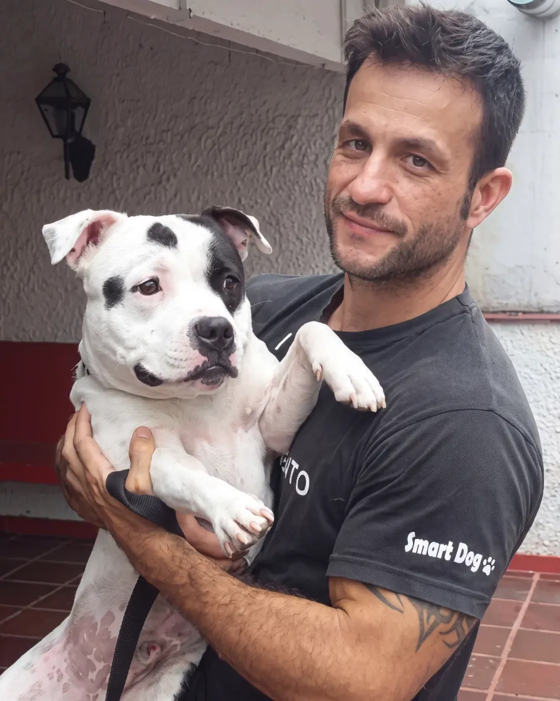 Francisco Canto segurando um cão no colo